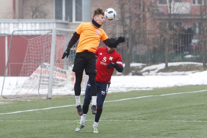 Resovia (czerwone koszulki) 3:0 ograła Wisłę Sandomierz.