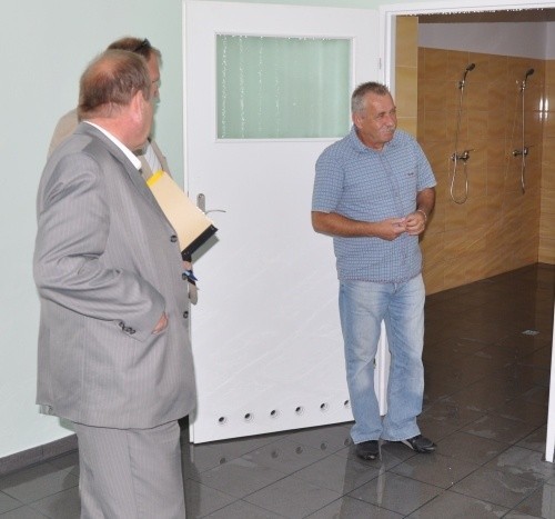 Trener Kolejarza Andrzej Maroszek jako jeden z pierwszych oglądał nowe szatnie i łazienki.