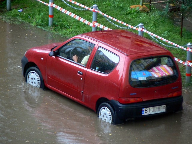 Podtopiony parking przy ulicy Bohaterów Monte Cassino 5