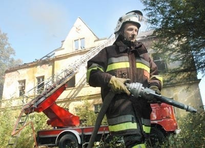 Strażacy przyznają, że trudno im było opanować ogień. Do pałacu nie ma dobrego dojazdu. Poza tym pożar wybuchł nocą.