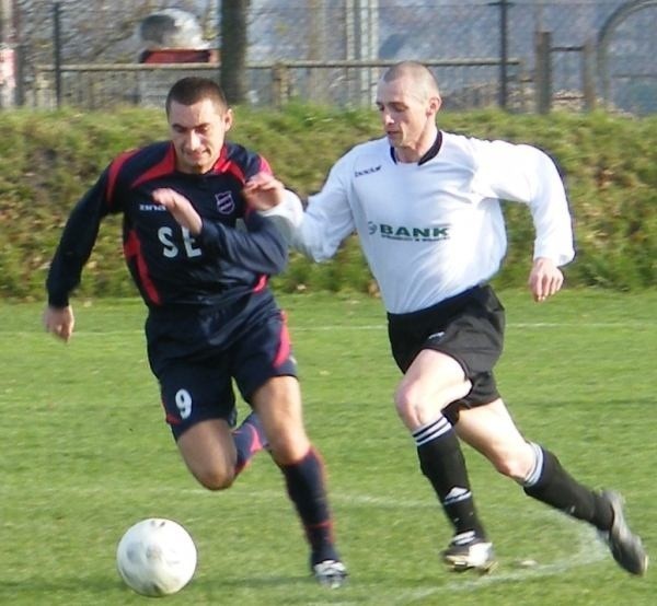 Sławomir Poprawa (z prawej), zdobywca pięciu bramek, walczy o piłkę z Sebastianem Adasikiem.