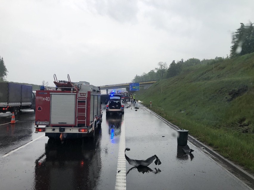 Śląskie: Dachowanie samochodu osobowego na odcinku A1 w powiecie rybnickim. Jedna osoba trafiła do szpitala