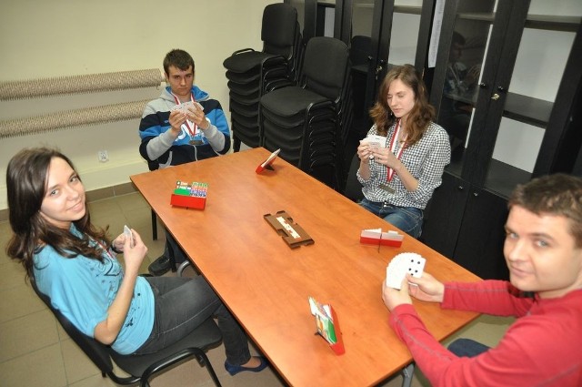 Przy stole wistują Marcin Dobrowolski (u dołu), Anna Maduzia (z lewej), Aleksandra Stec i Patryk Szczuczko.