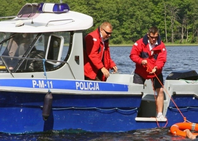 Policja wyciągała kobiety, które pływały omegą po jeziorze Necko