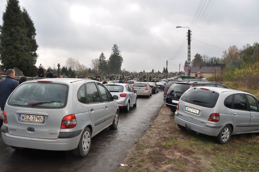 We wtorkowe przedpołudnie na ulicy Kamiennej, obok cmentarza...