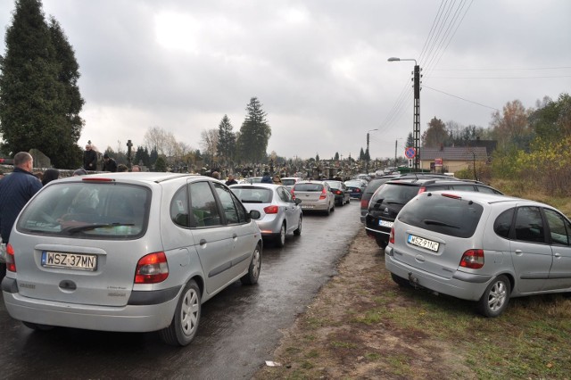 We wtorkowe przedpołudnie na ulicy Kamiennej, obok cmentarza w Szydłowcu panował duży ruch pojazdów.