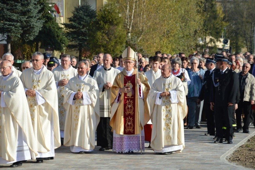 Stary Sącz. Arcybiskup Wiktor Skworc poświęcił nowy kościół na Osiedlu Słonecznym [ZDJĘCIA]