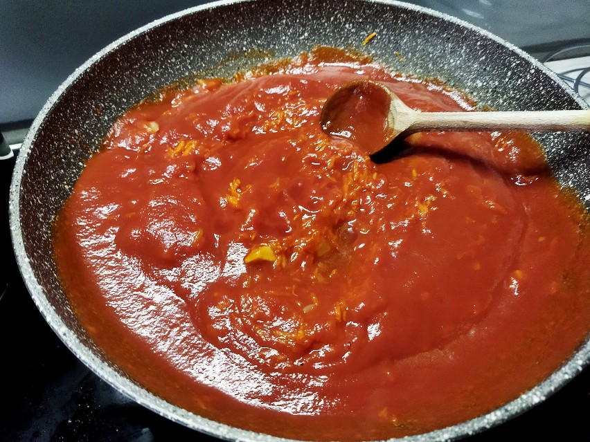 Gotuj sos na małym ogniu przez ok. 5 min.