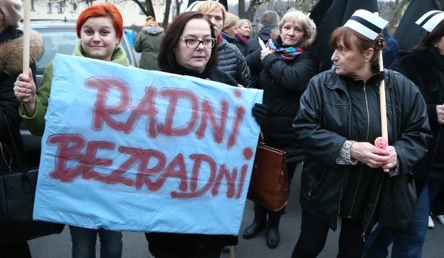 Pracownicy trzebnickiego szpitala podczas protestu