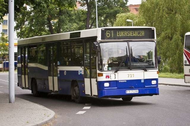 Autobus linii 61 na pętli pod MultikinemAutobus linii 61 na pętli pod Multikinem
