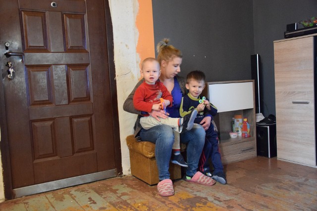 Pani Justyna Talkowska z synami, 2-letnim Natanem (z lewej) i 3-letnim Danielem (z prawej). - W domu mamy tak zimno, że dzieci chorują, mimo że są ciepło ubrane - mówi kobieta