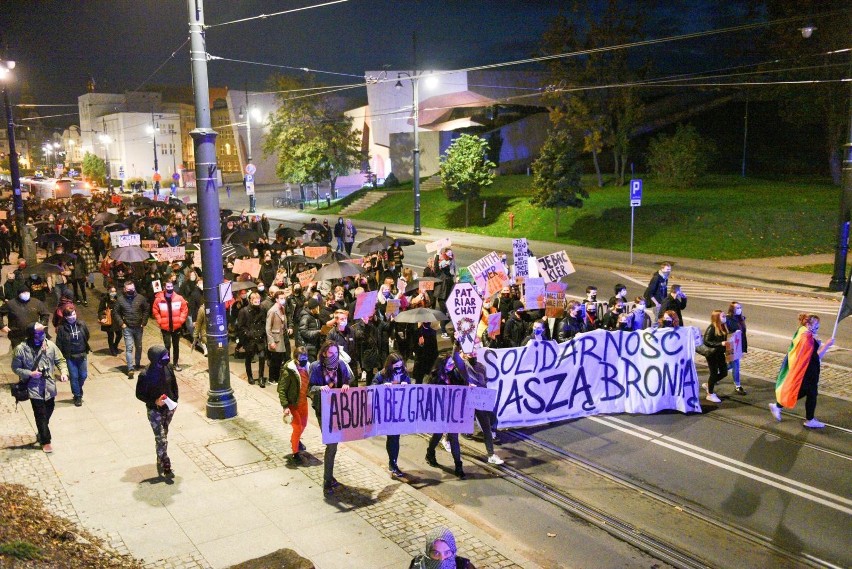 Toruń. Kobiety od kilku dni strajkują na ulicach miast w...