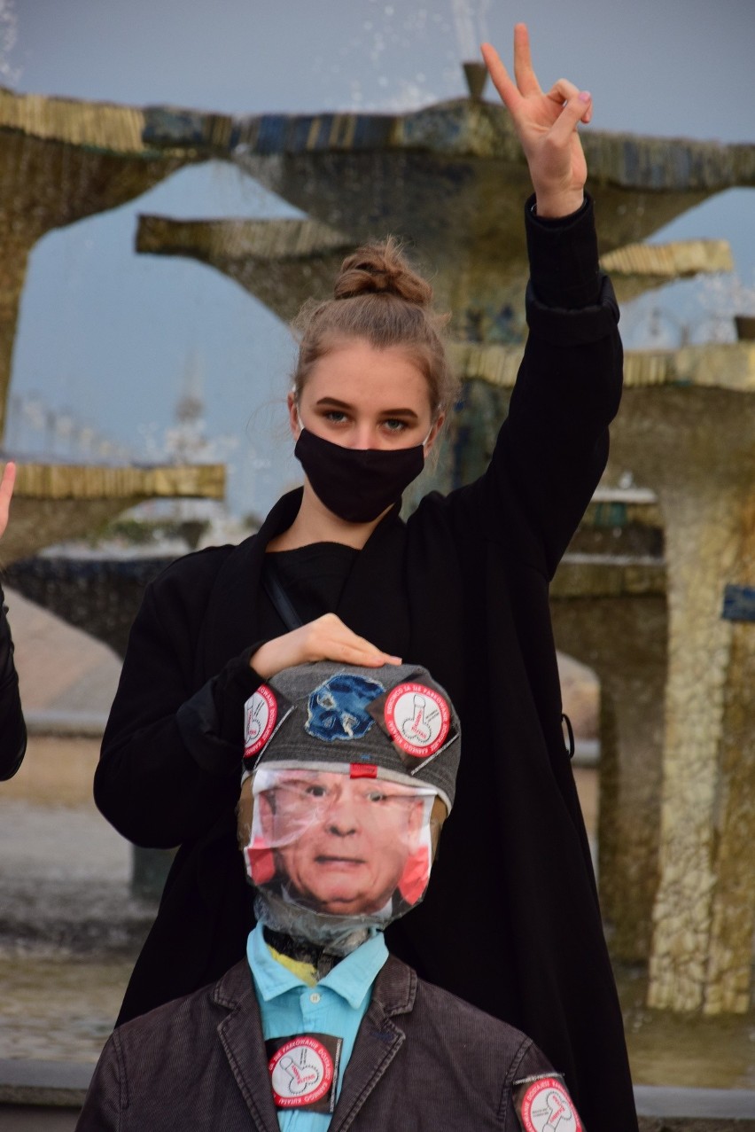 Strajk Kobiet w Gdyni. Demonstranci nieśli kukłę Jarosława Kaczyńskiego oraz zakrwawioną figurę Polki na drzwiach