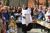 Kosz ze 130 pisankami poświęcony przed kościołem Najświętszego Zbawiciela w Ustce