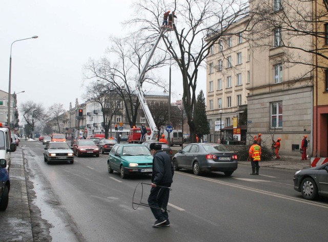 Ludzie balansowali między samochodami