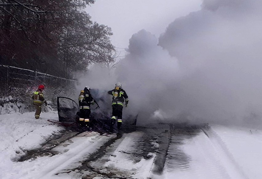 Na drodze pod Nowym Sączem zapalił się jadący samochód. Mimo akcji strażaków spłonął
