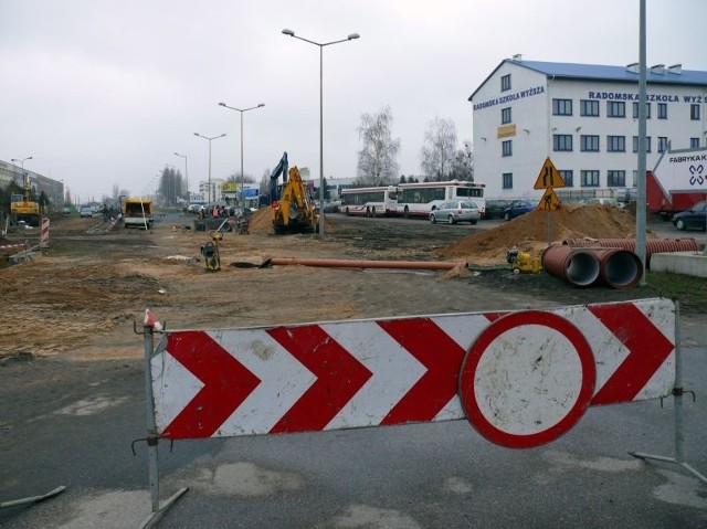 Robotnicy rozpoczęli przebudowę ulicy Kozienickiej i wlotu ulicy Zubrzyckiego.