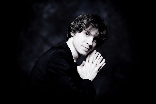 Rafał Blechacz jest solistą koncertów Orkiestry Filharmonii Poznańskiej "Kompozytorzy na walizkach" w Niemczech i we Francji