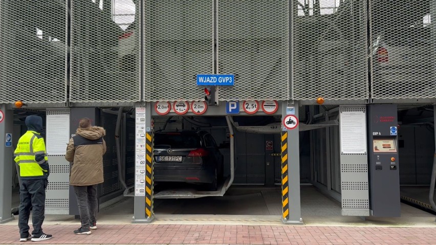 Katowice: Kierowcy bezpłatnie testują automatyczny parking: "Nie mam gdzie zaparkować. To jest jedyna lokalizacja" 