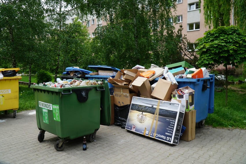 Jak twierdzi kierownik osiedla mieszkańcy chętniej wyrzucają...