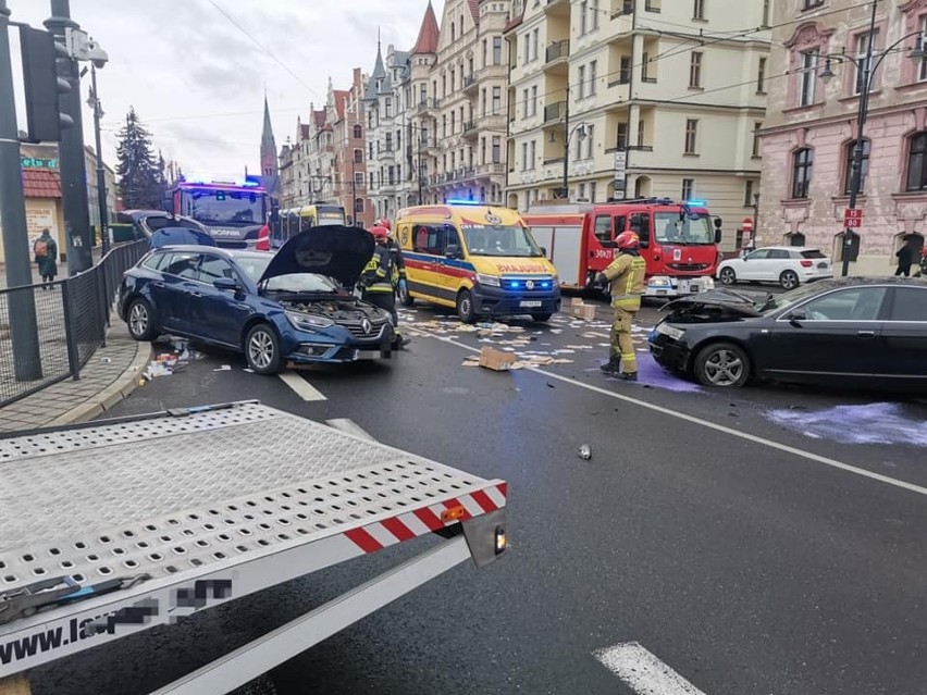 Toruń. Zderzenie trzech aut zablokowało torowisko tramwajowe [zdjęcia]