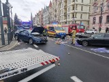 Toruń. Zderzenie trzech aut zablokowało torowisko tramwajowe [zdjęcia]