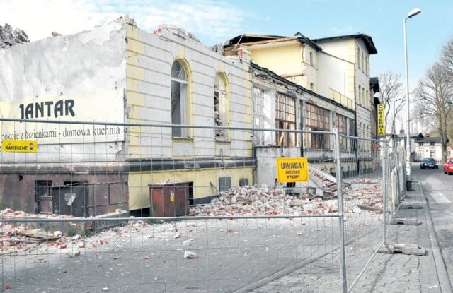 Niedawno w byłym Jantarze zdemontowana została stolarka okienna. To była jedynie zapowiedź rozbiórki obiektu, która właśnie trwa.