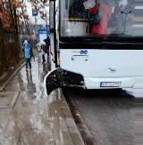 Kraków. Dzieci woził do szkoły niesprawny autobus. Policja zakazała dalszej jazdy. Przewoźnik zapłaci też kary wynikające z umowy
