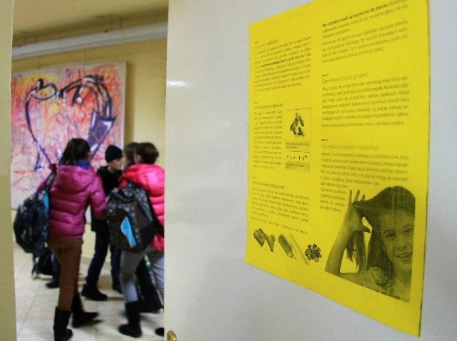 Na korytarzach i szatniach kieleckiej szkoły wiszą plakaty informacyjne, które edukują młodzież, co powinna zrobić i jak dbać o higienę osobistą.