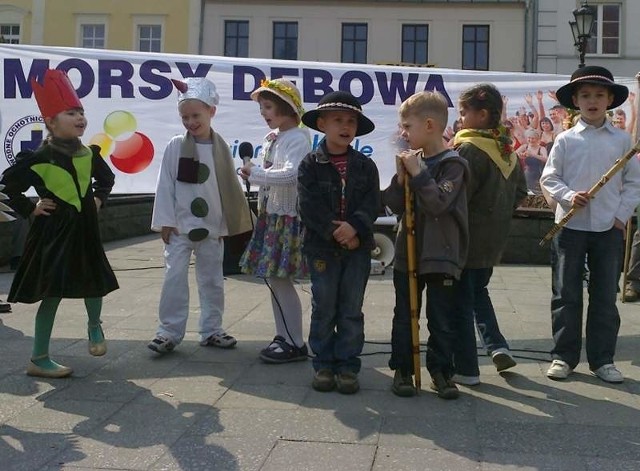 Na kozielskim rynku odbył się koncert z udziałem dzieci.