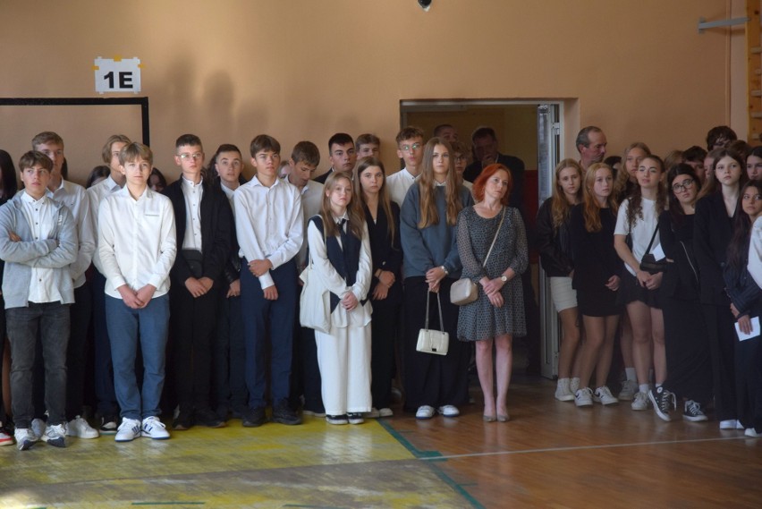 Uroczysta inauguracja roku szkolnego 2023/2024 w IV Liceum Ogólnokształcącym imienia Tytusa Chałubińskiego w Radomiu. Zobacz zdjęcia