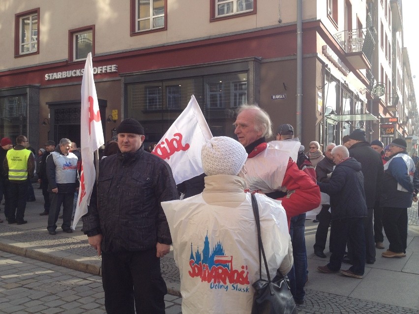 Wrocław: Solidarność protestowała przed biurami posłów. Czego się domagają? (FILM I ZDJĘCIA)