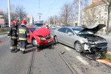 Wypadek na Krakowskiej. Taksówka wjechała w forda. Nie jechały tramwaje