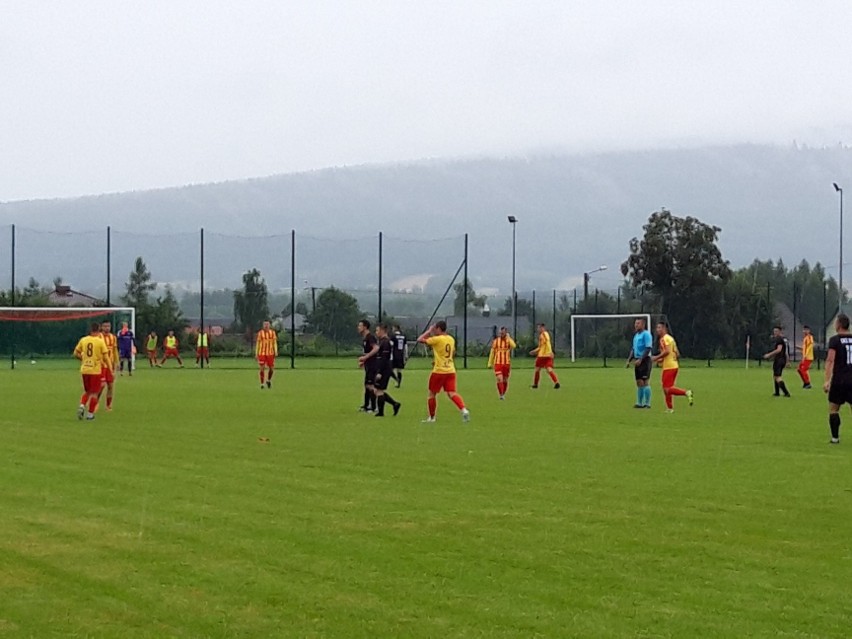 Regionalny Totolotek Puchar Polski. Korona II Kielce wygrała 4:2 w rzutach karnych z GKS Rudki i awansowała do półfinału [ZDJĘCIA]