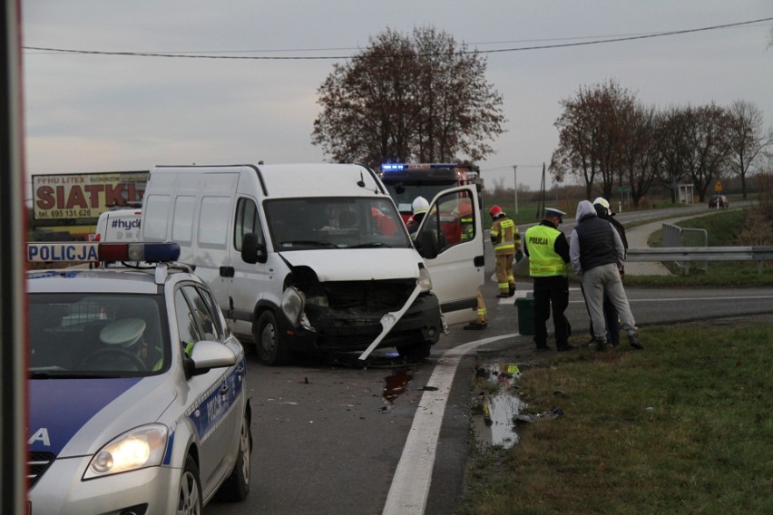 Wypadek w Suchorzowie. W zderzeniu dwoch samochodów ucierpiała kobieta kierująca jednym z nich (ZDJĘCIA)