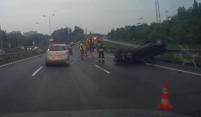 Wypadek w Katowicach: Dachowanie na DTŚ