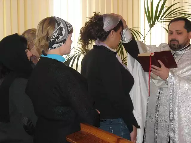 Ksiądz Andrzej Dura z parafii prawosławnej św. Mikołaja z Zielonej Góry udziela chrztu 28-letniej Gruzince, która do ośrodka trafiła pod koniec grudnia zeszłego roku.