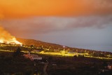 Wyspy Kanaryjskie: Horror na La Palma. Lawa z wulkanu Cumbre Vieja płynie w kierunku morza, niszczy wszystko po drodze [NA ŻYWO] [WIDEO]