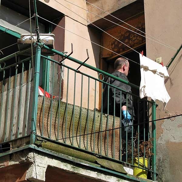 Wejście do mieszkania ofiary jest nietypowe. Z klatki schodowej wchodzi się do niego przez balkon. To najprawdopodobniej z niego skoczył oprawca kobiety.