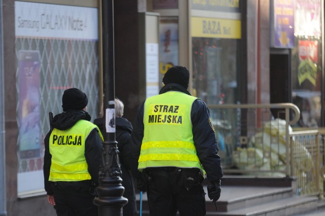 Awanturnika i pirata drogowego w jednej osobie ujął wspólny patrol toruńskiej Policji i Straży Miejskiej.