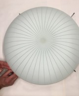 IKEA wycofuje lampy sufitowe. Klienci informowali, że klosze spadają na podłogę 