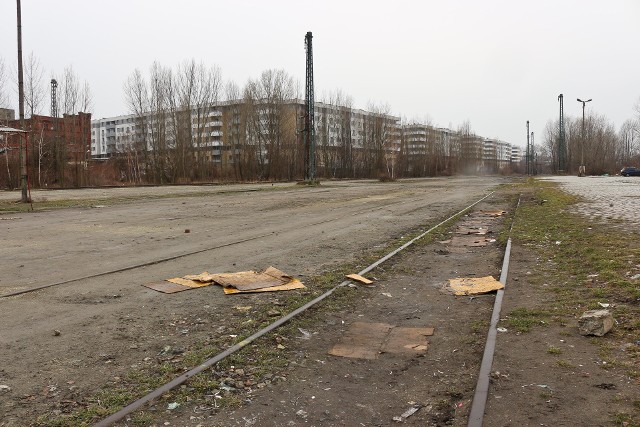 Według wizji miejskich urbanistów, na tyłach Dworca Świebodzkiego będą mogły powstać mieszkania, biura, czy park ciągnący się od fosy do ul. Klecińskiej. To jednak tylko miejscowy plan. W dalszym ciągu prawie połowa - 30 z 70 hektarów terenu pomiędzy pl. Orląt Lwowskich, ul. Robotniczą, Tęczową i Góralską - należy do Polskich Kolei Państwowych.