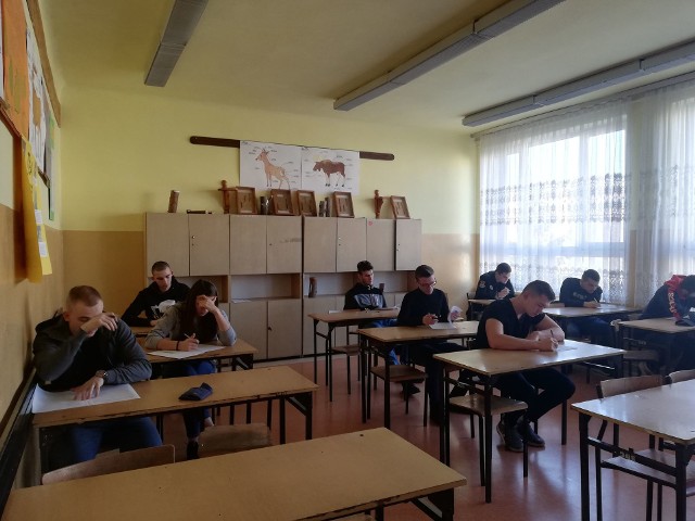 Uczniowie przed wybuchem pandemii koronawirusa przygotowywali się do matury w szkołach. W marcu pisali próbny egzamin wraz z „Echem Dnia”.