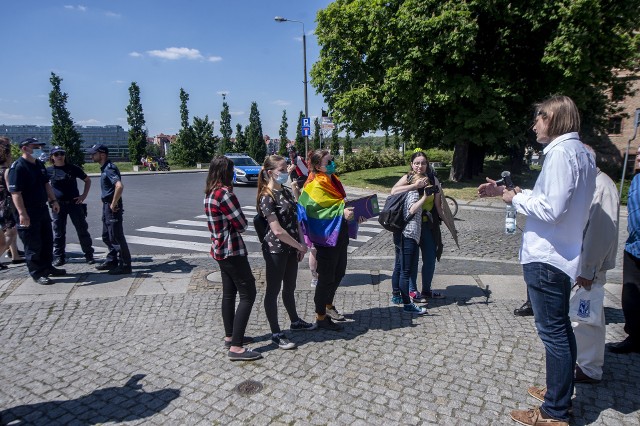 Po procesji Bożego Ciała w Poznaniu zbierano podpisy pod projektem ustawy "Stop LGBT". Przed katedrą zebrały się tez osoby okazujące wsparcie dla osób LGBT. Przejdź do kolejnego zdjęcia --->