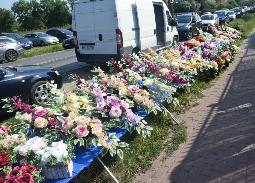 Niedzielny targ w Wierzbicy. Panował umiarkowany ruch. Co klienci kupowali najczęściej? (ZDJĘCIA) 