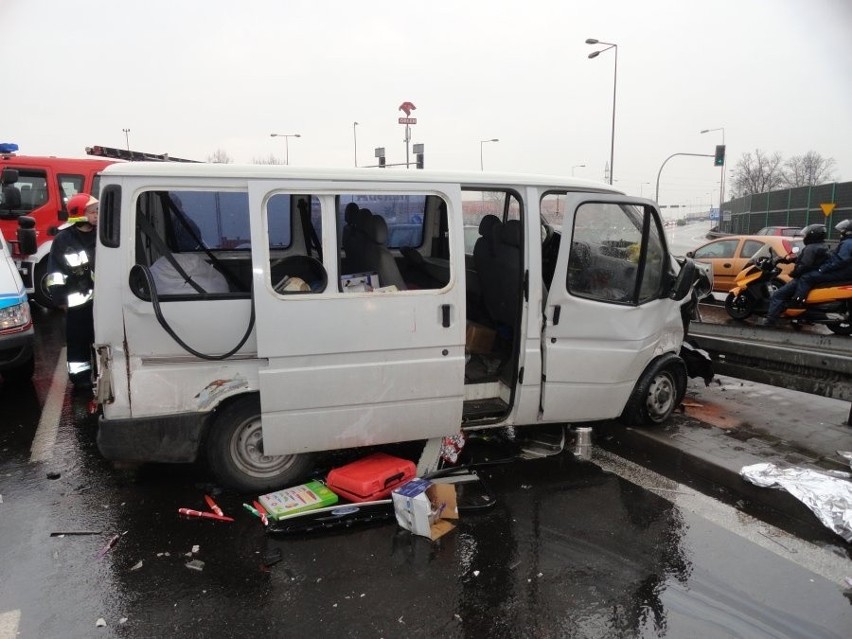 Wypadek busa i samochodu osobowego w Mikołowie