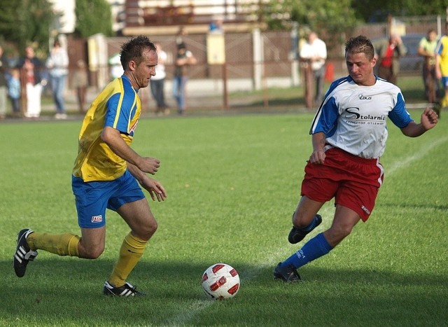 Podobnie jak w pierwszym meczu w Osiu, także w Warlubiu padł jeden gol. Tym razem jednak ze zwycięstwa cieszyli się piłkarze Startu, w tym Michał Zarembski (z lewej)