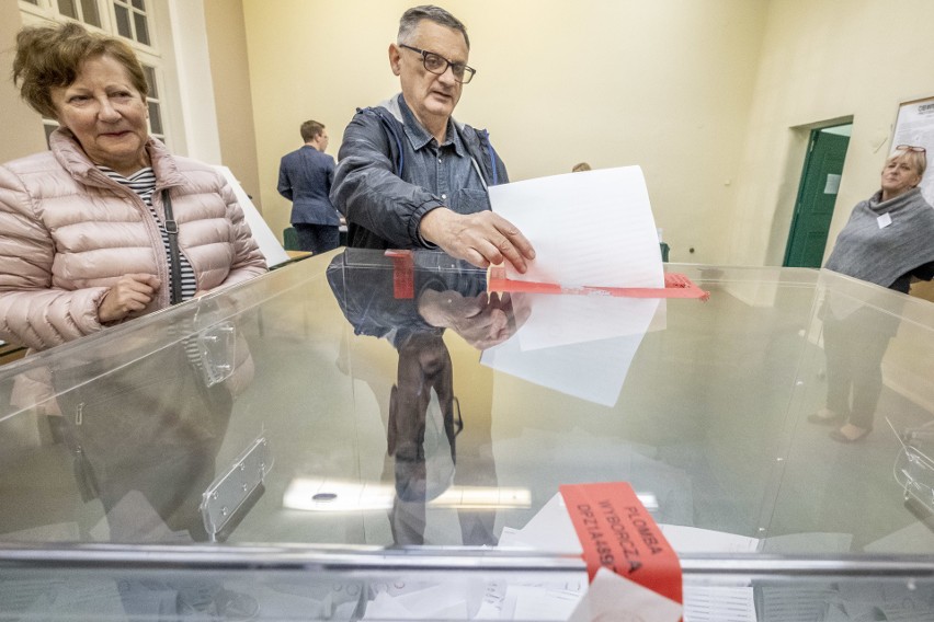 W kilku lokalach wyborczych w Poznaniu zabrakło kart do...