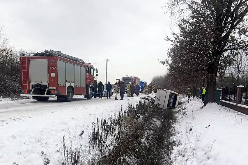 Groźnie wyglądający wypadek w miejscowości Grochowe. Bus przewożący uczniów wpadł do rowu. Czworo dzieci odwieziono do szpitala [ZDJĘCIA]