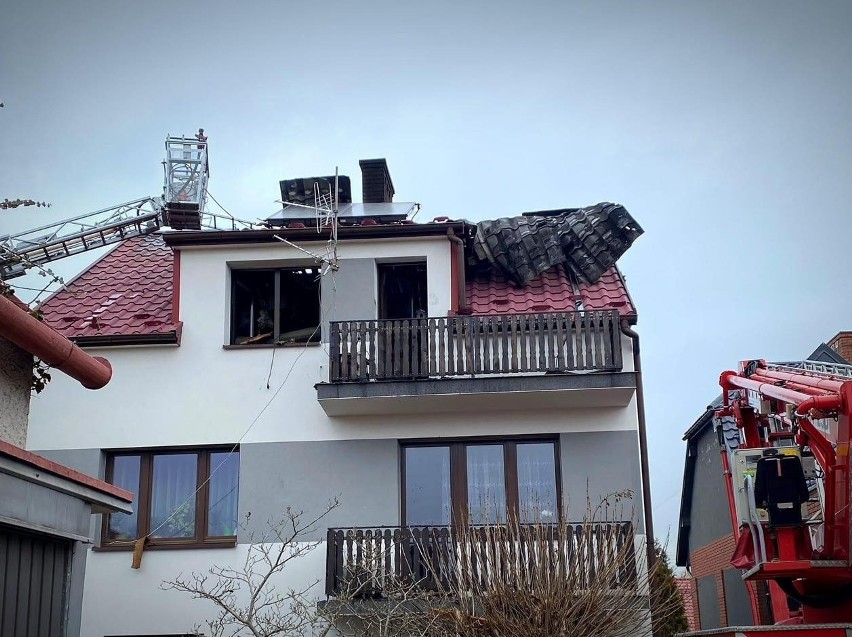 Pożar domu w powiecie wielickim. Podczas akcji na strażaku z OSP zapaliło się ubranie